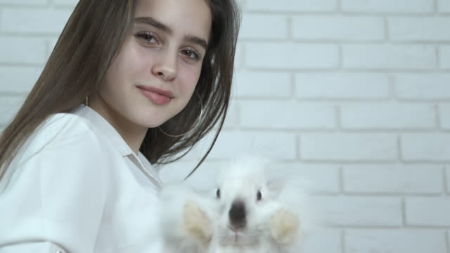Schönes-Mädchen-mit-einem-weißen-Kaninchen.