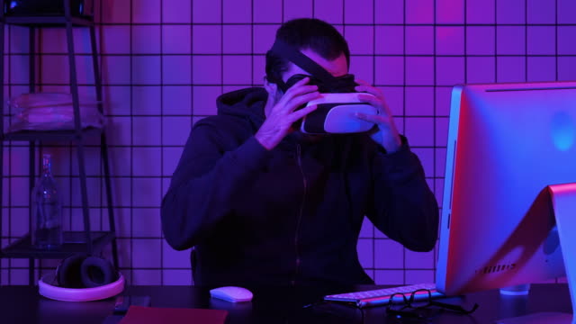 El-hombre-joven-que-usa-cascos-VR-y-experimenta-la-realidad-virtual