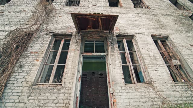 Verlassenes-Gebäude-mit-kaputten-Fenstern-im-Krieg.