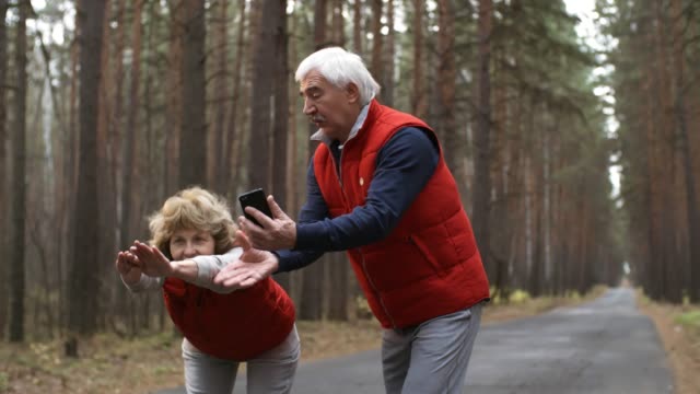 Retired-Athletes-with-Smartphone-on-Outdoor-Training