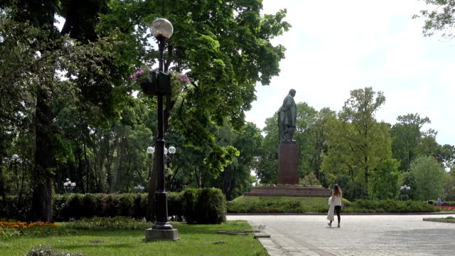 Auf-der-Gasse-des-Schewtschenko-Parks-in-Kiew