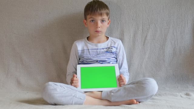 Junge-mit-einem-ernsten-Gesicht-zeigt-eine-Tablette