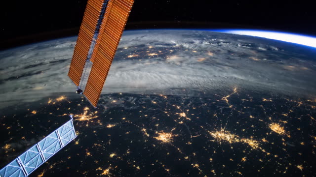 Tierra-Nocturna-vista-desde-el-espacio.-Imágenes-de-dominio-público-de-la-Nasa