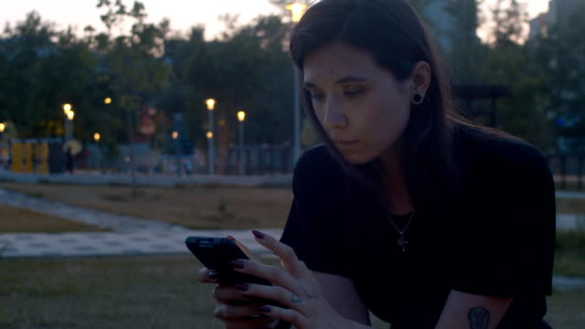 Junge-Frau-mit-Smartphone-im-Park