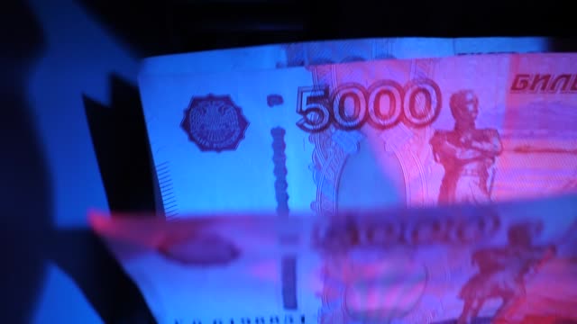 Banknotenzähler-arbeitet-mit-5000-Rubel-RUB-Makro-Schuss