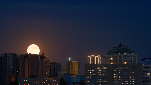 Timelapse-luna-llena-subiendo-ower-paisaje-urbano-en-Kiev-1080P-60fps