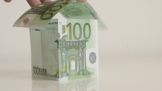 Concepto-de-casa-de-construcción-con-billetes-en-euros-de-primer-plano-4K