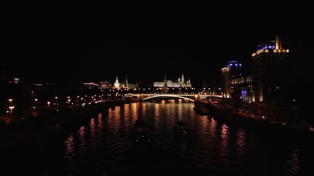 Blick-auf-den-Kreml-von-der-Patriarshy-Brücke-Zeitraffer---Moskwa-Fluss---Moskau,-Russland