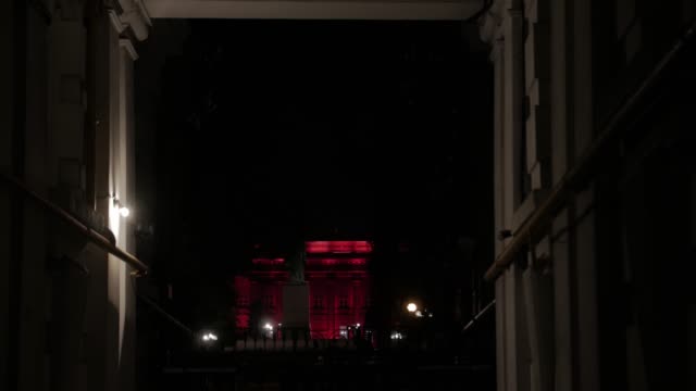Universitätsgebäude-bei-Nacht