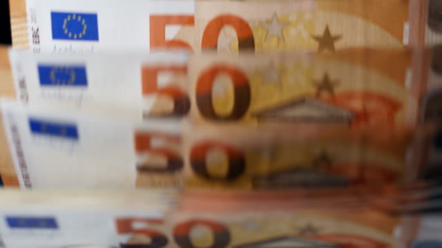 Euro-Geld-wird-automatisch-gezählt