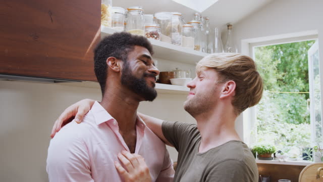 Liebende-männliche-Homosexuell-Paar-Umarmung-und-Küssen-zu-Hause-in-der-Küche