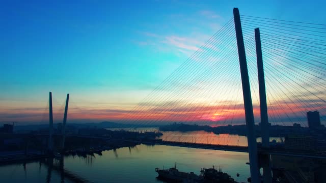 Luftaufnahme-der-Golden-Horn-Bay-und-golden-bridge-bei-Sonnenuntergang.-Wladiwostok,-Russland