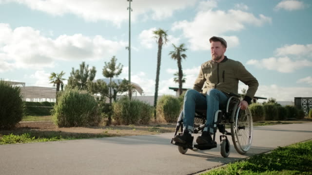 Solitario-discapacitado-en-caminar-por-la-calle