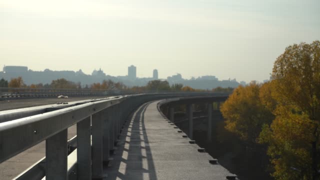 Unvollendete-Brücke-vor-dem-Hintergrund-der-Silhouette-der-Stadt.-Unvollendete-Autobahn-entfernt-e.V.