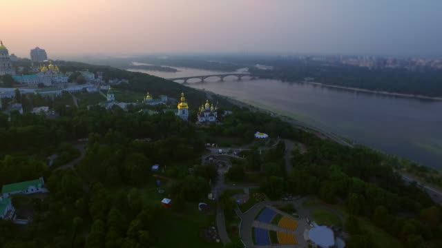 Luftaufnahme-Kiew-Pechersk-Lavra-auf-Abendhimmel-Landschaft.-Panoramablick-auf-die-Stadt