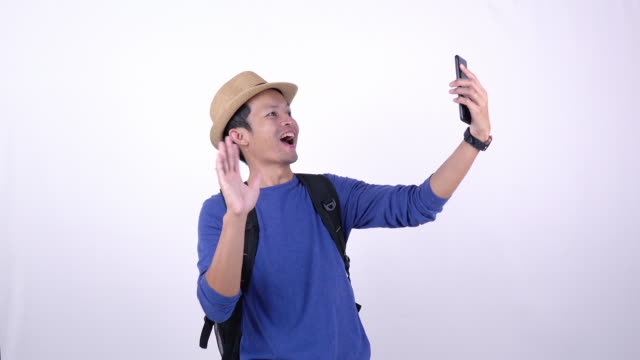 El-turista-tailandés-asiático-transmite-video-en-vivo-en-las-redes-sociales-con-teléfono-inteligente-sobre-fondo-blanco