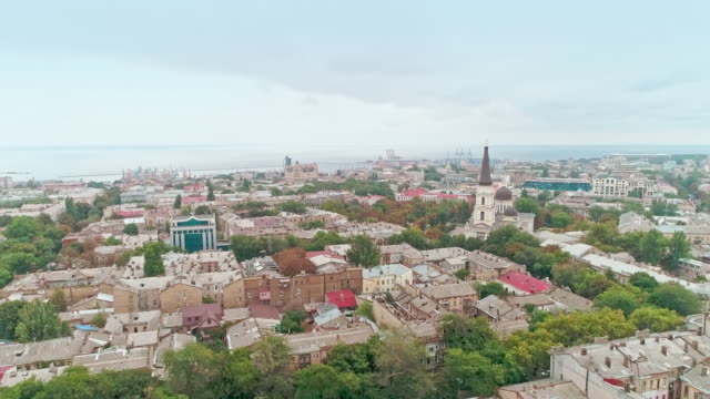 Filmische-Luftaufnahme-der-Altstadt-und-der-Verklärungskathedrale-in-Odessa.