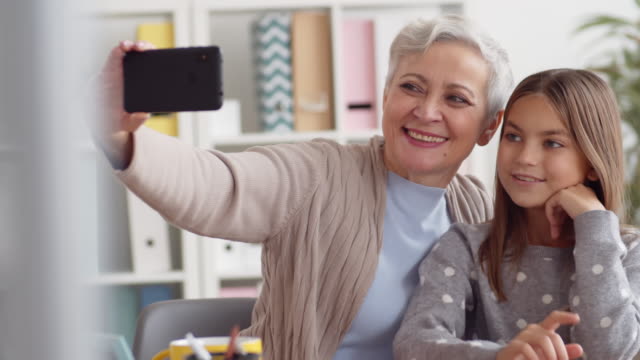 Großmutter-macht-Selfie-mit-Enkelin