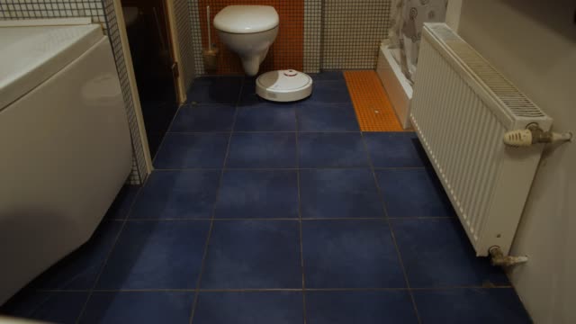 Robot-vacuum-cleaner-cleans-the-bathroom-timelapse