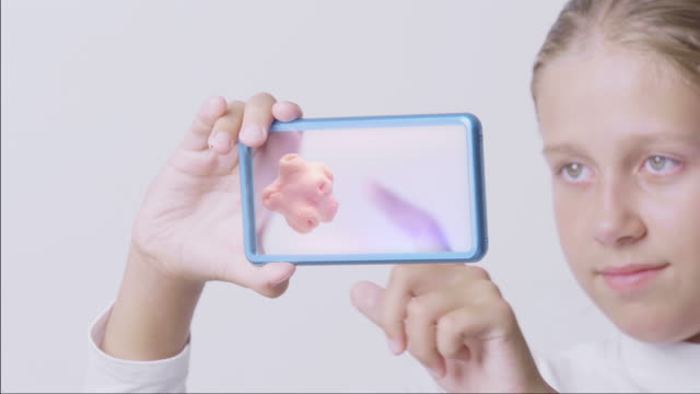 Mädchen-drücken-auf-futuristische-Benutzeroberfläche-Konzept-transparenten-Bildschirm.