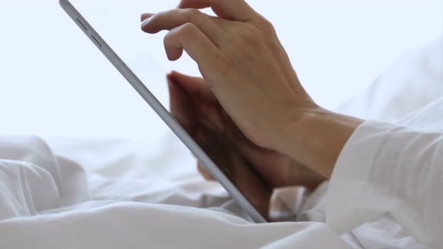 Junge-Frau-mit-digitalen-Computer-Tablet-nach-dem-Aufwachen.
