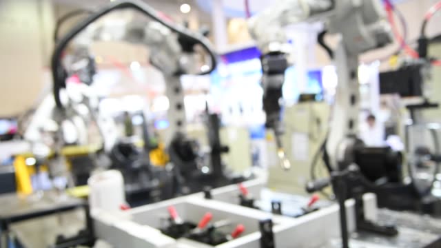 Abstrakter-defokussierter-Roboterarm-in-der-Fabrik