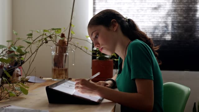 Teenager-Mädchen-Zeichnung-mit-einem-Tablet-Computer-und-einem-elektronischen-Stift