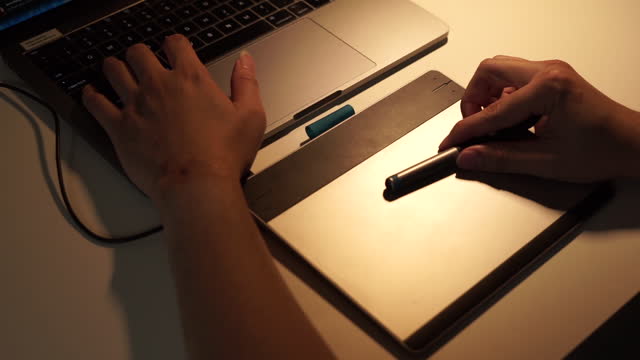 Nahansicht-der-Grafik-Designer-Hand-mit-Grafik-Tablet,-das-über-Nacht-arbeitet