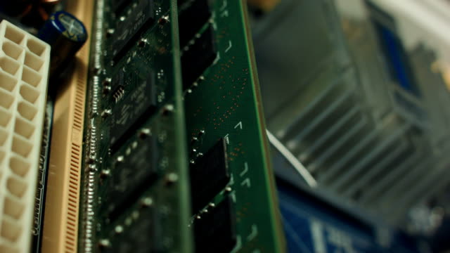 Módulo-de-memoria-RAM-instalado-en-la-placa-base-del-ordenador