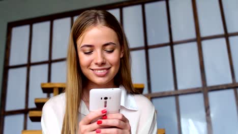 Chica-joven-uso-teléfono-móvil-para-navegar-por-las-redes-sociales-o-mensajería-en-línea