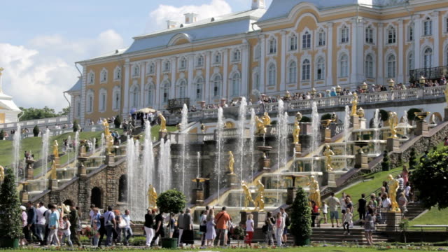 Famoso-gran-cascada-en-el-parque-de-Peterhof,-show-central-escaleras,-muchas-esculturas-de-oro