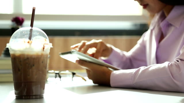 Jóvenes-empresarias-están-utilizando-una-tableta-mientras-trabajaba-en-un-café.