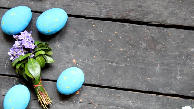 Coloridos-huevos-de-Pascua.-Decoración-festiva.