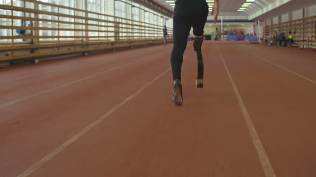 Athlet-mit-Beinprothese-auf-Laufband