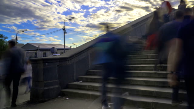 personas-a-pie-las-escaleras-del-puente-de-piedra,-lapso-de-tiempo