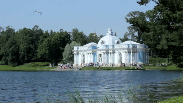 Pabellón-"Gruta"-en-la-orilla-de-la-charca-grande-de-Catherine-Park,-Tsarskoye-Selo-Pushkin,-San-Petersburgo
