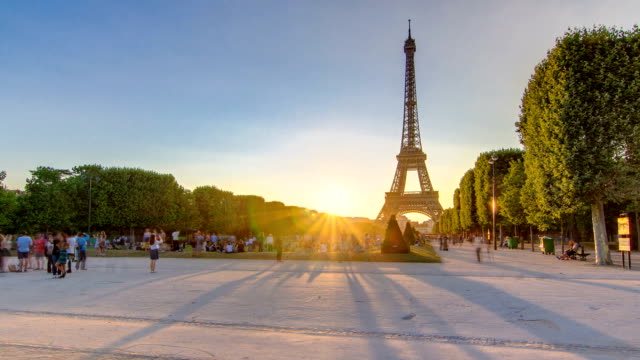 Eiffelturm-gesehen-vom-Champ-de-Mars-bei-Sonnenuntergang-Timelapse,-Paris,-Frankreich