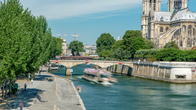 Timelapse-del-Sena-y-Notre-Dame-de-París-es-uno-de-los-símbolos-más-famosos-de-París
