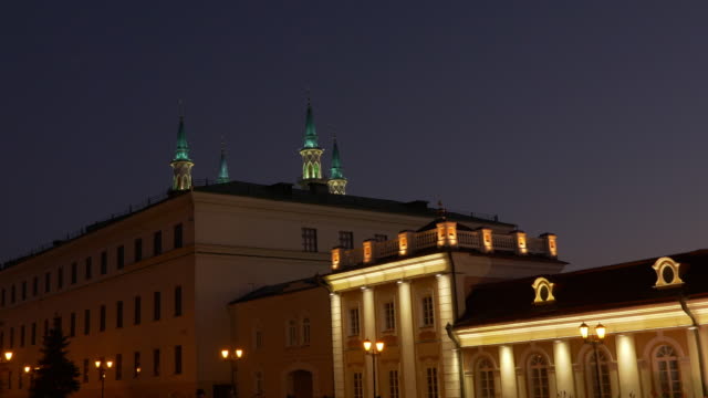 Kremlin-de-Kazán-Rusia-las-noches-de-verano.-Parte-superior-de-la-torre-de-Mezquita-Kul-Sharif-de-zoom-en-el-tiro-de-mano.