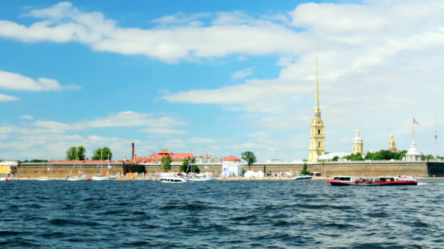Agua-de-Río-de-Neva-de-San-Petersburgo-de-Rusia-fortaleza-panorama
