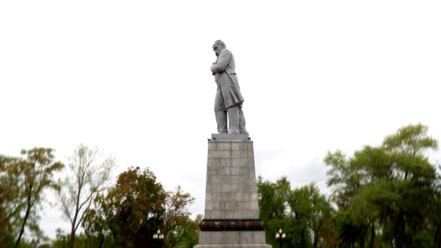 Hyper-lapse-of-the-Taras-Shevchenko-monument-in-the-park