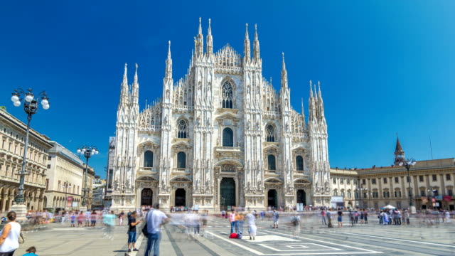 The-Duomo-cathedral-timelapse-hyperlapse.-Front-view-with-people-walking-on-square