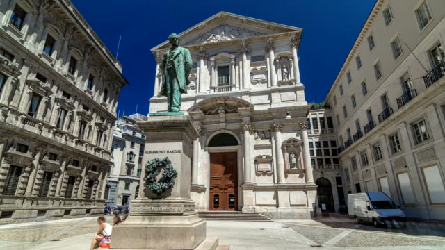 San-Fedele-Kirche-mit-Alessandro-Manzoni-Statue-Timelapse-hyperlapse