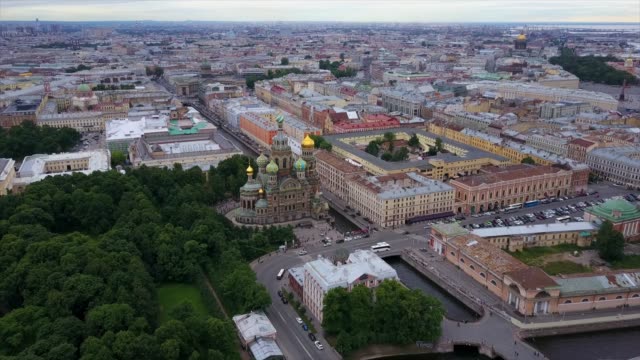 Rusia-San-Petersburgo-Salvador-famoso-en-el-panorama-aéreo-de-la-sangre-derramada-4k-de-noche