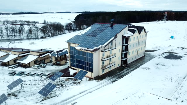 Hotelkomplex-mit-Sonnenkollektoren-auf-dem-Schnee-in-den-Bergen.