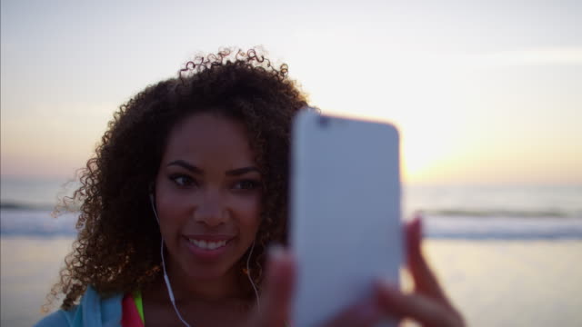 Ethnische-afroamerikanische-Frauen-nehmen-Foto-bei-Sonnenaufgang