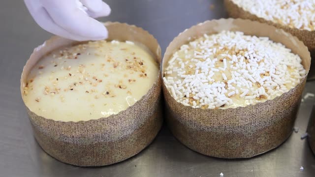 Pastry-Chef-Hände-Beregnung-Puderzucker-auf-Teig-für-Ostern-süß-Brot-Kuchen