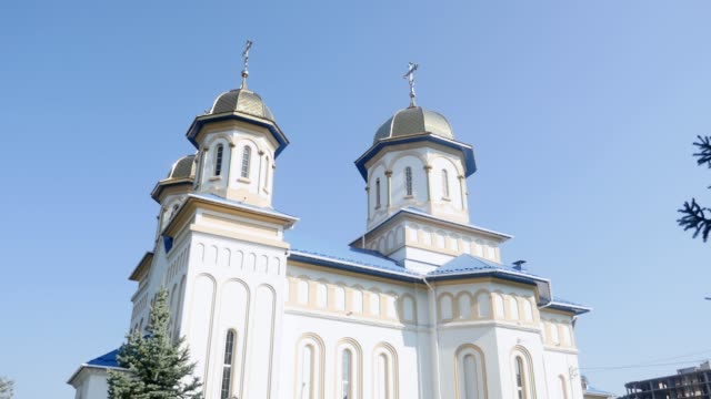 sehr-schön-die-orthodoxe-Kirche-am-Himmelshintergrund