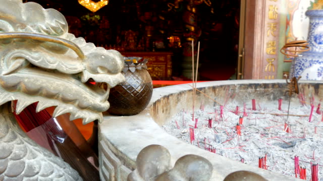 Original-candelabro-estilo-chino.-Estatua-de-bronce-de-un-dragón-y-una-vela-cerca