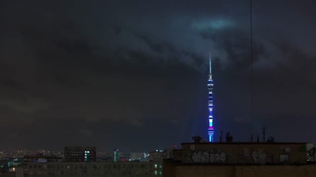 Nacht-erleuchtet-Moskau-Stadt-berühmten-Ostankino-Turm-auf-dem-Dach-Panorama-4-k-Zeit-hinfällig,-Russland